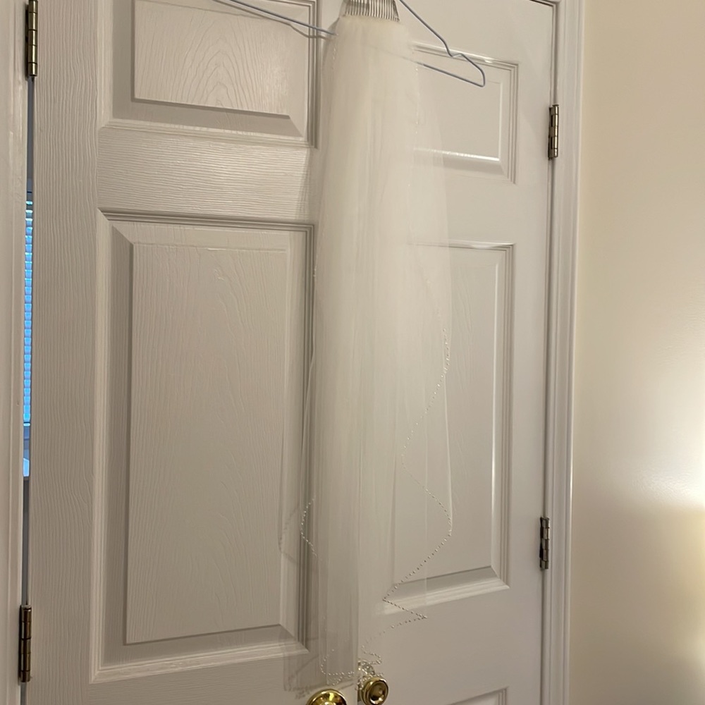 Dareth Colburn 36” fingertip bridal veil with simple Pearl edge in ivory